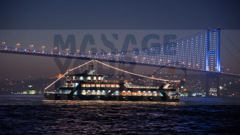 İstanbul: Alkollü İçecekler ve Eğlence Eşliğinde Boğazda Akşam Yemeği Gezisi