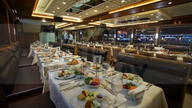 İstanbul: Alkollü İçecekler ve Eğlence Eşliğinde Boğazda Akşam Yemeği Gezisi