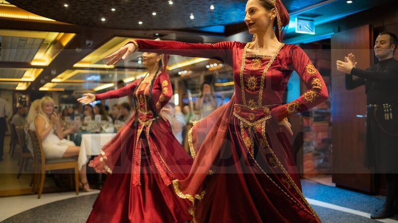 İstanbul: Alkollü İçecekler ve Eğlence Eşliğinde Boğazda Akşam Yemeği Gezisi