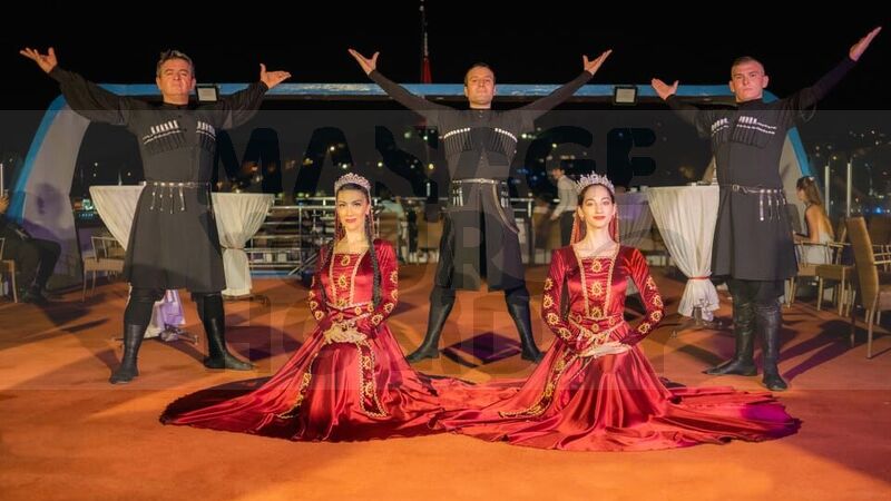 İstanbul: Alkollü İçecekler ve Eğlence Eşliğinde Boğazda Akşam Yemeği Gezisi